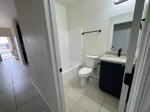 Bath - 10668 E 45 Ln, Yuma, AZ 85367 photo 2 of 5