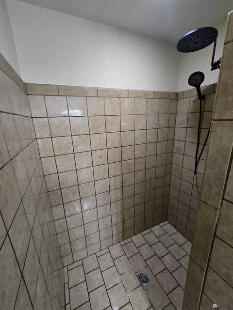 Bath - 5953 E 39 Pl, Yuma, AZ 85365 photo 4 of 4