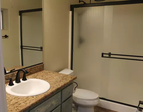 Bath - 5953 E 39 Pl, Yuma, AZ 85365 photo 2 of 4