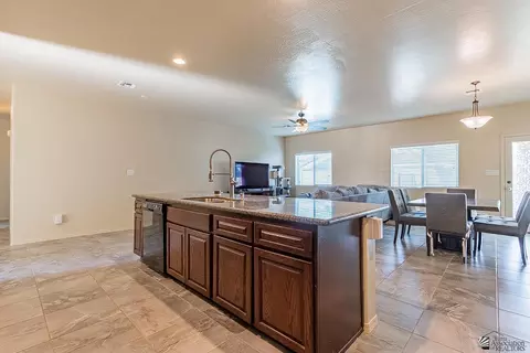 Kitchen - 7620 E 41 St, Yuma, AZ 85365 photo 2 of 2