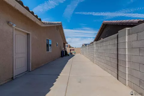 Exterior - 7620 E 41 St, Yuma, AZ 85365 photo 5 of 9
