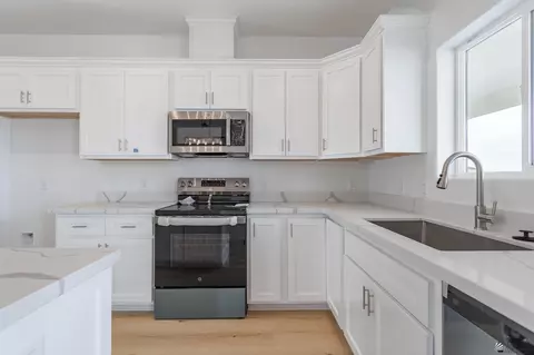 Kitchen - 10864 E 46 Pl, Yuma, AZ 85367 photo 1 of 2