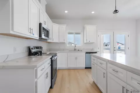 Kitchen - 10864 E 46 Pl, Yuma, AZ 85367 photo 2 of 2