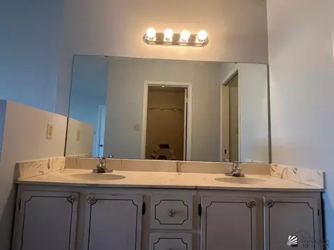 Bath - 1426 E Pebble Beach Dr, Yuma, AZ 85365 photo 2 of 3