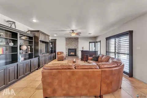 Living - 7846 E 37 Pl, Yuma, AZ 85365 photo 2 of 4