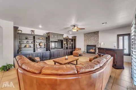 Living - 7846 E 37 Pl, Yuma, AZ 85365 photo 3 of 4