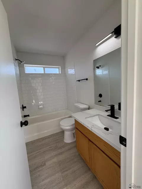 Bath - 8913 E 38 Pl, Yuma, AZ 85365 photo 2 of 4