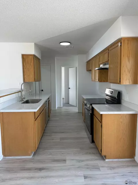 Kitchen - 8913 E 38 Pl, Yuma, AZ 85365 photo 2 of 3
