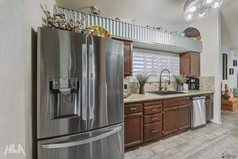 Kitchen - 11486 E 27 Pl, Yuma, AZ 85367 photo 4 of 4