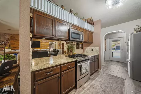 Kitchen - 11486 E 27 Pl, Yuma, AZ 85367 photo 3 of 4