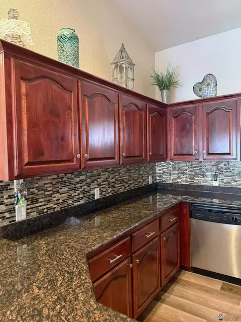 Kitchen - 14420 E 28 Ln, Yuma, AZ 85367 photo 4 of 6