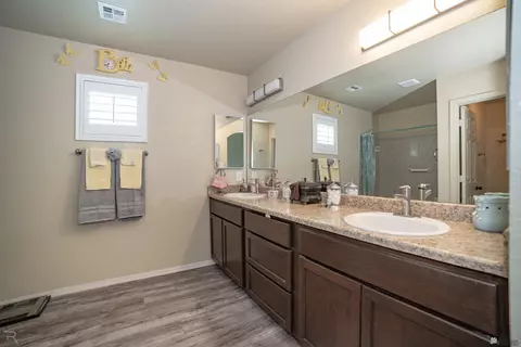 Bath - 7761 E 41 Rd, Yuma, AZ 85365 photo 3 of 4