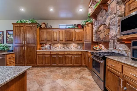 Kitchen - 14814 E 49 St, Yuma, AZ 85367 photo 3 of 5