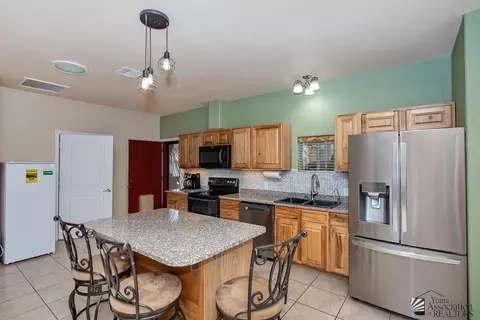 Kitchen - 14533 E 51 Dr, Yuma, AZ 85367 photo 3 of 4