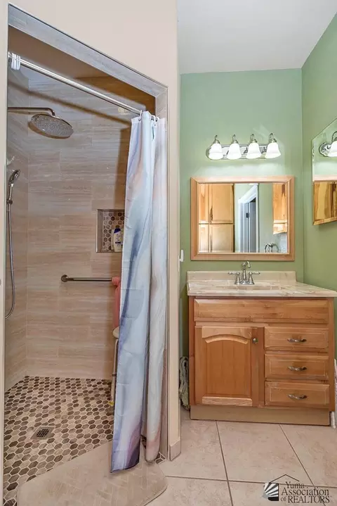 Bath - 14533 E 51 Dr, Yuma, AZ 85367 photo 2 of 4