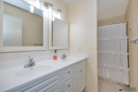 Bath - 1430 E Pebble Beach Dr, Yuma, AZ 85365 photo 4 of 4