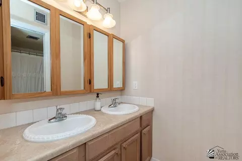 Bath - 1430 E Pebble Beach Dr, Yuma, AZ 85365 photo 2 of 4