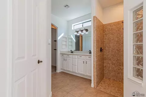 Bath - 12170 E 33 Pl, Yuma, AZ 85367 photo 4 of 5