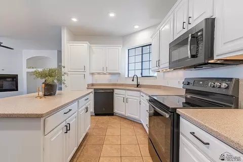 Kitchen - 12170 E 33 Pl, Yuma, AZ 85367 photo 4 of 5