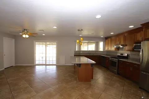 Kitchen - 7244 E 24 Ln, Yuma, AZ 85365 photo 3 of 5