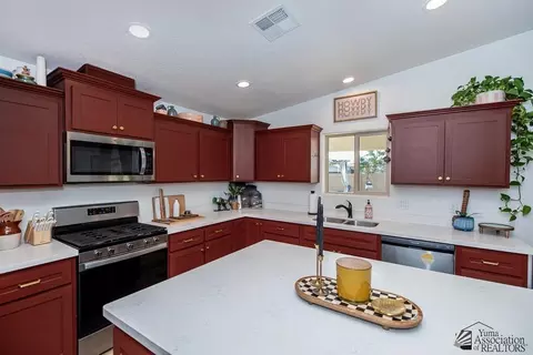 Kitchen - 11671 E 33 Way, Yuma, AZ 85367 photo 3 of 6