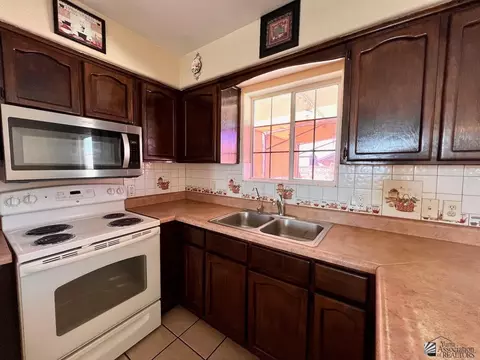 Kitchen - 9588 E 38 Ln, Yuma, AZ 85365 photo 3 of 3