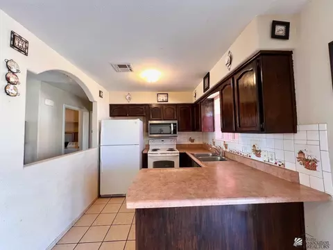 Kitchen - 9588 E 38 Ln, Yuma, AZ 85365 photo 2 of 3