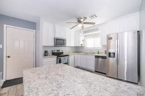 Kitchen - 13595 E 55 St, Yuma, AZ 85367 photo 3 of 3