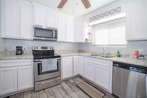 Kitchen - 13595 E 55 St, Yuma, AZ 85367 photo 2 of 3