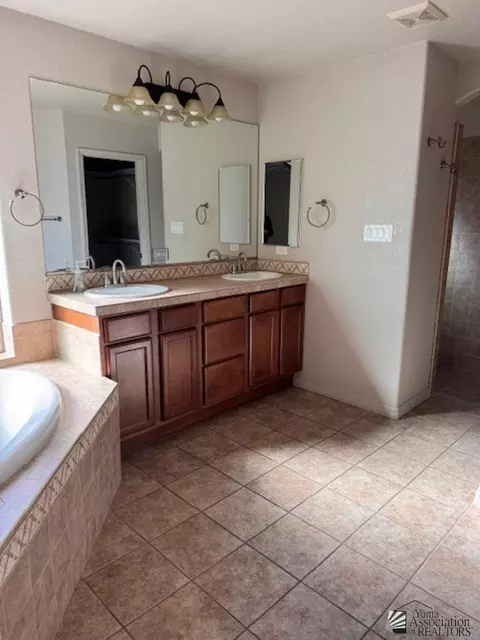 Bath - 11607 E 25 Pl, Yuma, AZ 85367 photo 2 of 3