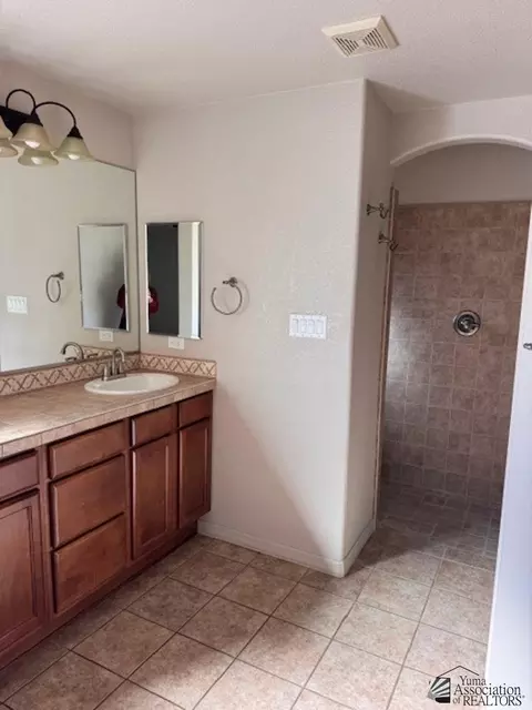 Bath - 11607 E 25 Pl, Yuma, AZ 85367 photo 3 of 3