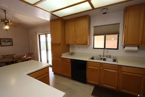Kitchen - 11287 E 37 Pl, Yuma, AZ 85367 photo 3 of 5