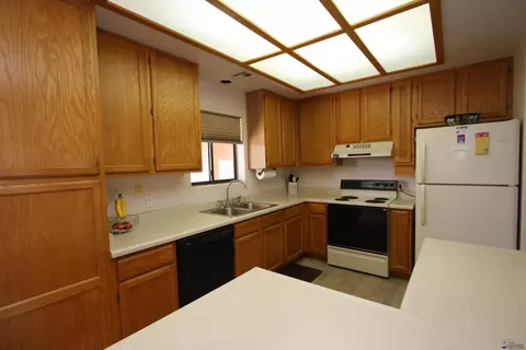 Kitchen - 11287 E 37 Pl, Yuma, AZ 85367 photo 2 of 5