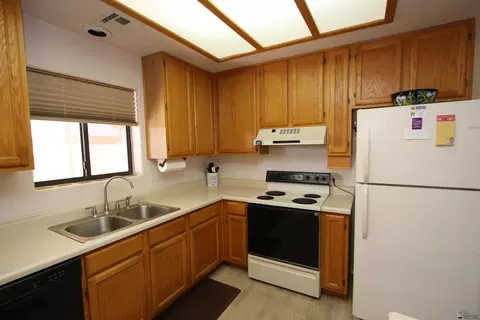 Kitchen - 11287 E 37 Pl, Yuma, AZ 85367 photo 4 of 5