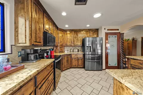 Kitchen - 14662 E 52 St, Yuma, AZ 85367 photo 2 of 3