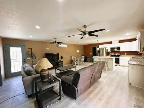 Living - 14442 E 53 Dr, Yuma, AZ 85367 photo 3 of 6