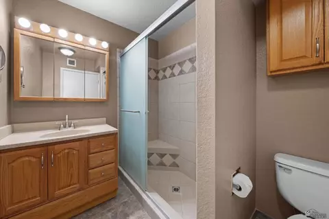 Bath - 1420 E Sunset Ct, Yuma, AZ 85364 photo 3 of 3