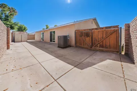Exterior - 1420 E Sunset Ct, Yuma, AZ 85364 photo 2 of 2