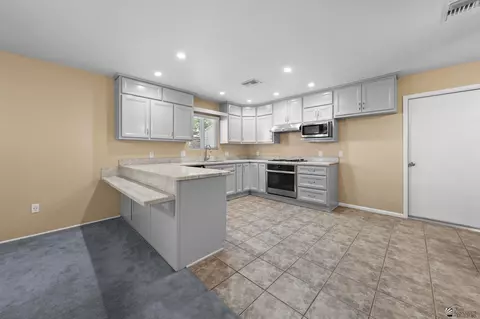 Kitchen - 1420 E Sunset Ct, Yuma, AZ 85364 photo 2 of 2