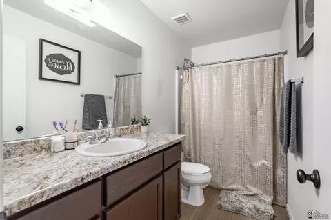 Bath - 7909 E 45 Pl, Yuma, AZ 85365 photo 1 of 2