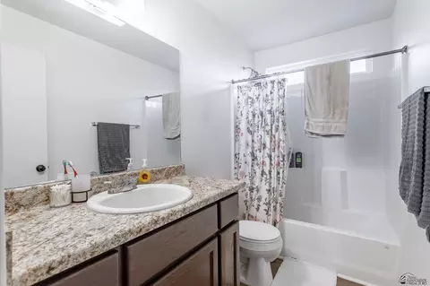 Bath - 7909 E 45 Pl, Yuma, AZ 85365 photo 2 of 2