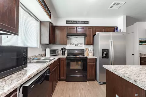 Kitchen - 7909 E 45 Pl, Yuma, AZ 85365 photo 3 of 4