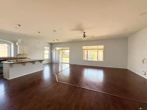 Living - 7979 E 37 Pl, Yuma, AZ 85365 photo 4 of 6