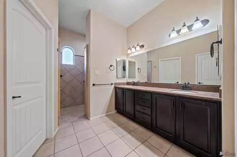 Bath - 7943 E 36 Ln, Yuma, AZ 85365 photo 2 of 4