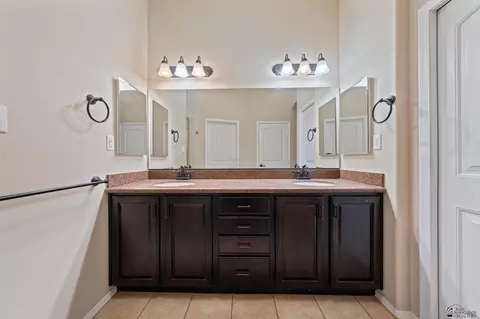 Bath - 7943 E 36 Ln, Yuma, AZ 85365 photo 1 of 4
