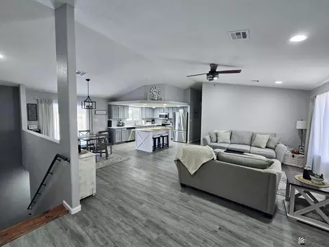 Living - 7562 E 25 St, Yuma, AZ 85365 photo 2 of 7