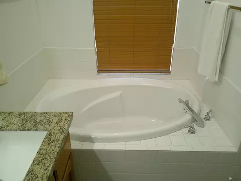 Bath - 10691 E 39 Pl, Yuma, AZ 85365 photo 1 of 2