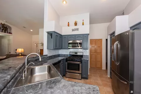 Kitchen - 10782 E 36 Pl, Yuma, AZ 85365 photo 5 of 6