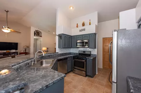 Kitchen - 10782 E 36 Pl, Yuma, AZ 85365 photo 4 of 6