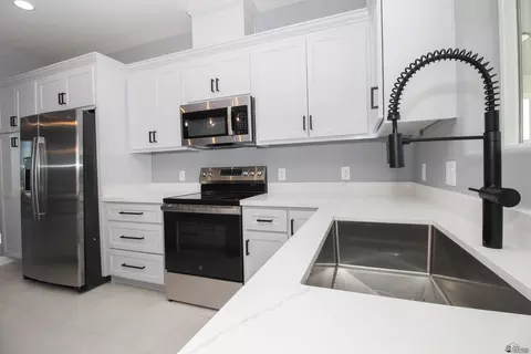 Kitchen - 10589 E 45 Ln, Yuma, AZ 85367 photo 4 of 6